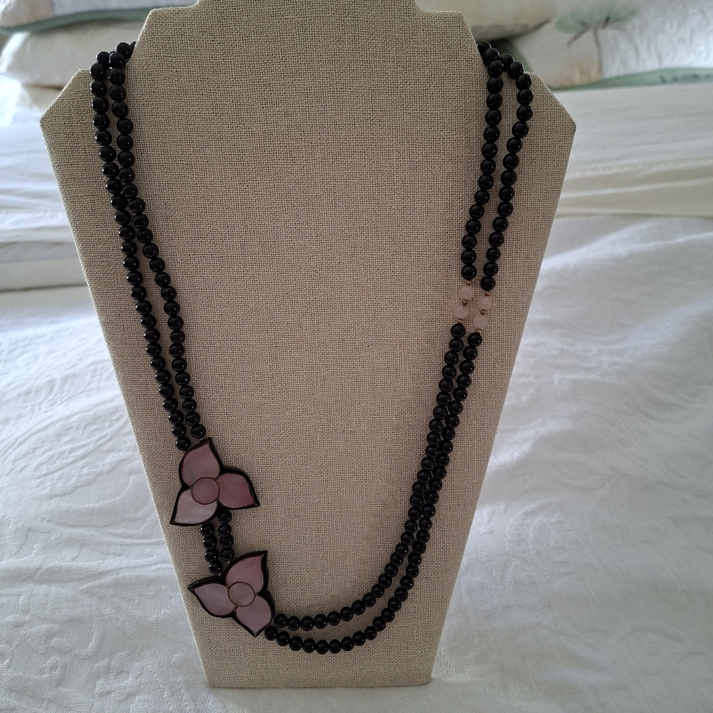 BLACK AND PINK BEADED NECKLACE WITH MOTHER OF PEARL FLOWERS